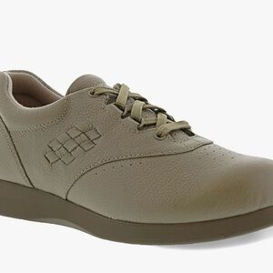Drew Parade || woman’s walking shoes Taupe